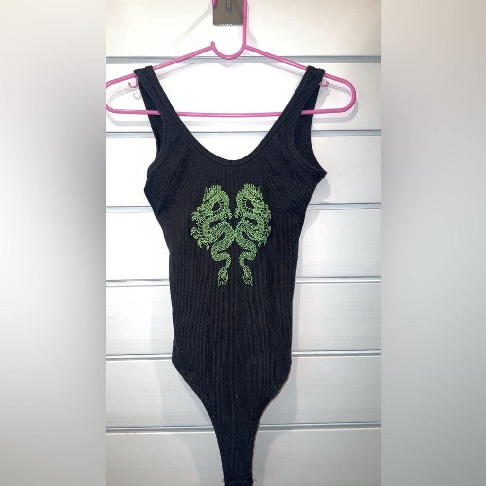 New Xs black bodysuite with neon green snake design super cute low cutsides/back